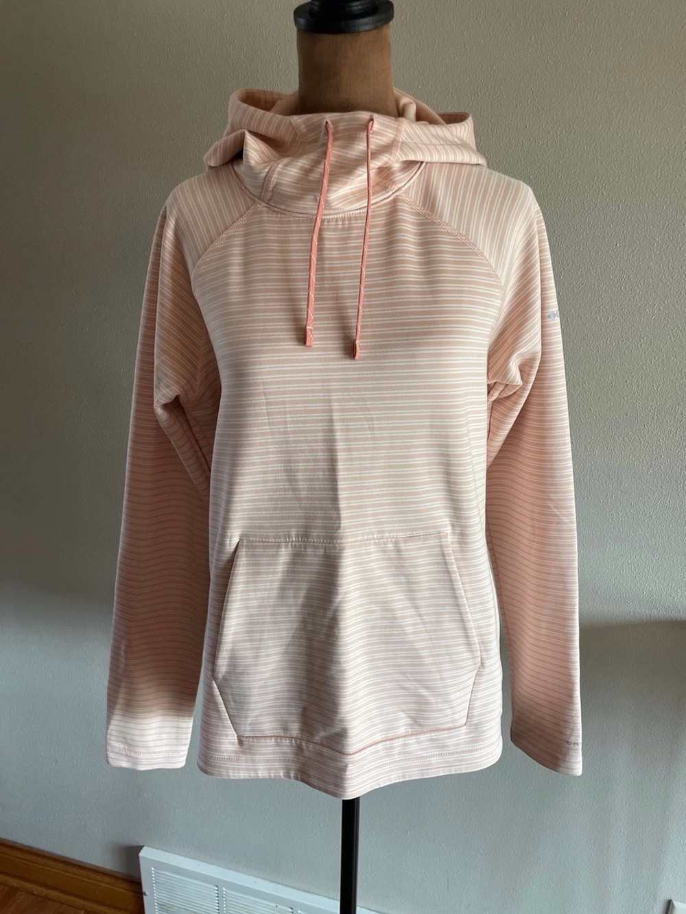Columbia Bryce Canyon light pink striped hoodie.